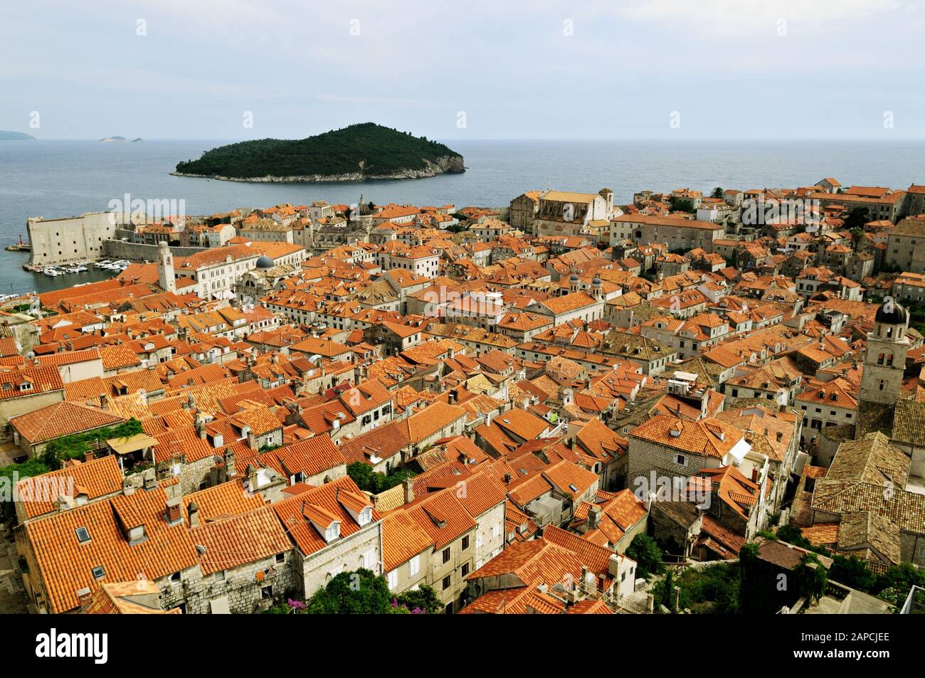 La ciudad vieja de Dubrovnik y la isla Lokrum, Croacia Foto de stock