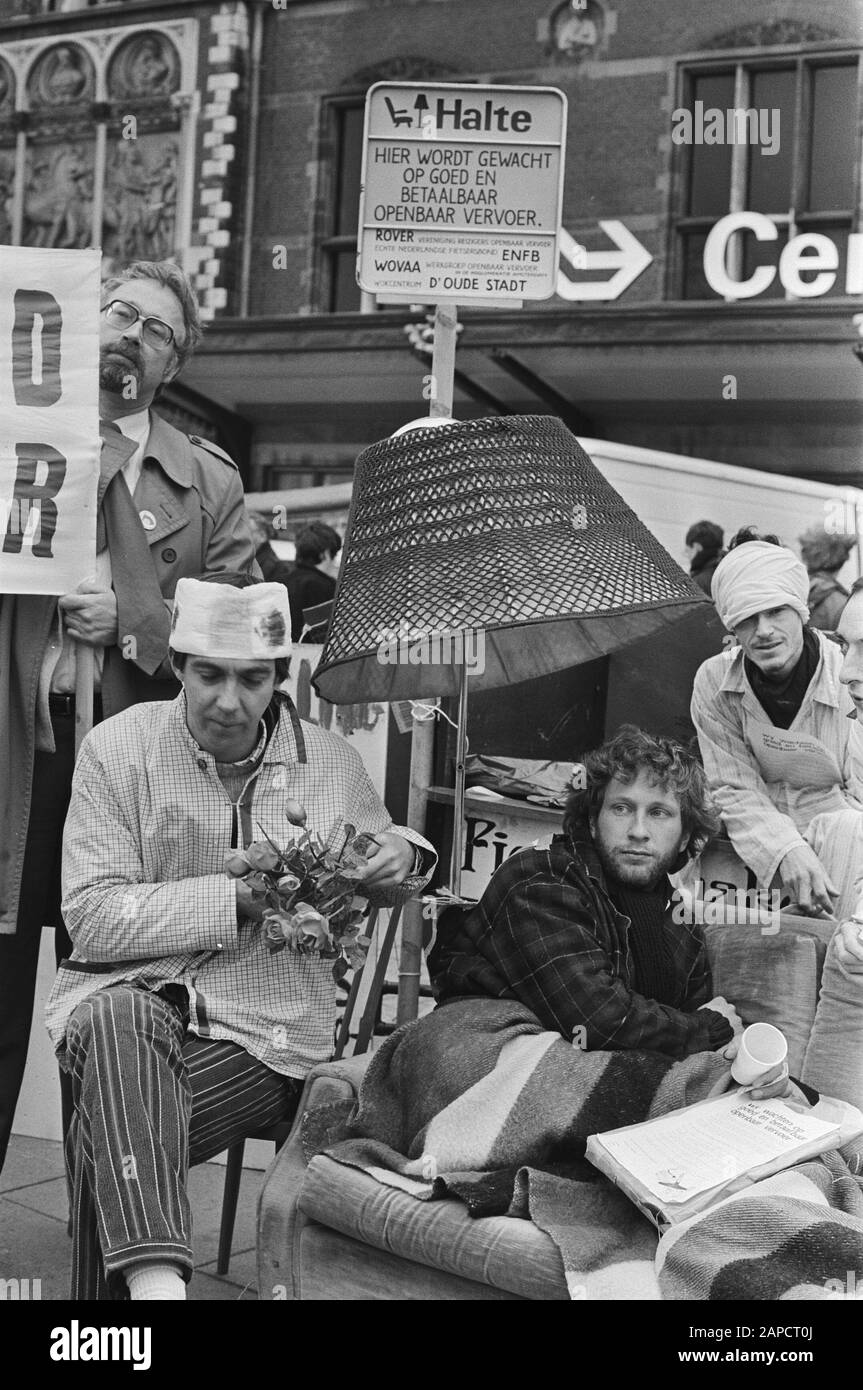 Acción contra el aumento del transporte público en Amsterdam los activistas enfermos están esperando una parada en el transporte público bueno y asequible Fecha: 23 de noviembre de 1984 ubicación: Amsterdam, North Holland palabras clave: Acciones, TRANSPORTE, activistas Foto de stock