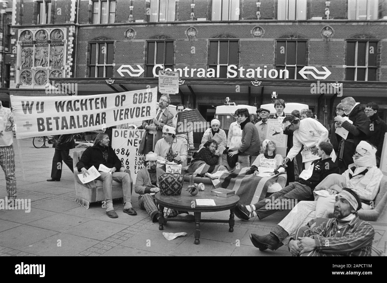 Acción contra el transporte público más caro en Amsterdam los activistas enfermos de CS Fecha: 23 de noviembre de 1984 lugar: Amsterdam, Noord-Holland palabras clave: Acciones, TRANSPORTE, activistas Foto de stock