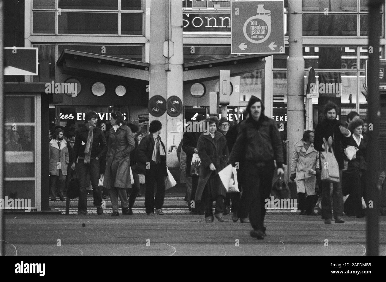 Acciones de la administración pública; transporte público en el piso de Rotterdam, personas caminan hasta el trabajo Fecha: 6 de diciembre de 1978 ubicación: Rotterdam, Zuid-Holland palabras clave: Funcionarios, huelgas Foto de stock