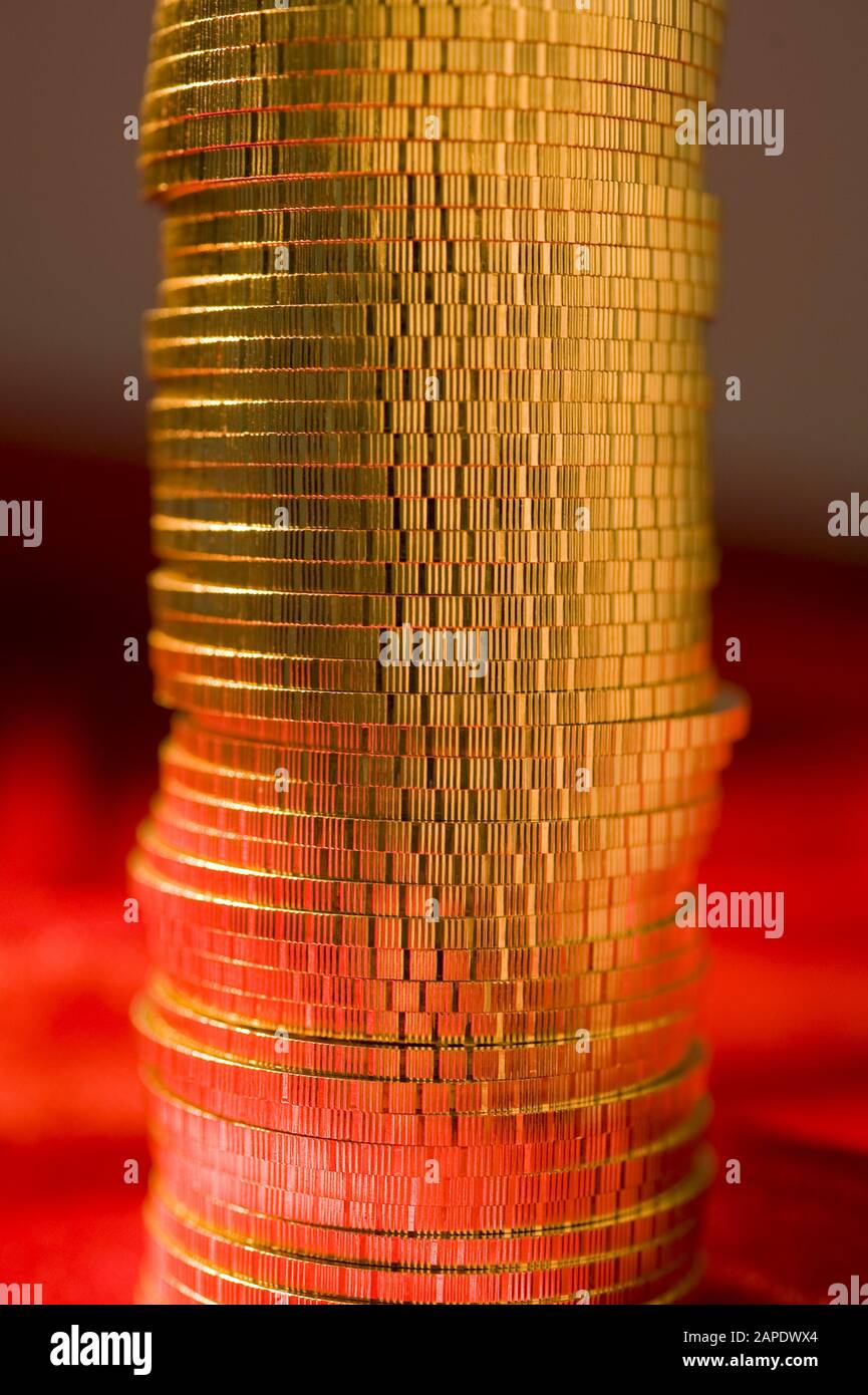 Ein Stapel Goldmünzen (Wiener Philharmoniker) - un montón de monedas de oro (Wiener Philharmoniker) Foto de stock