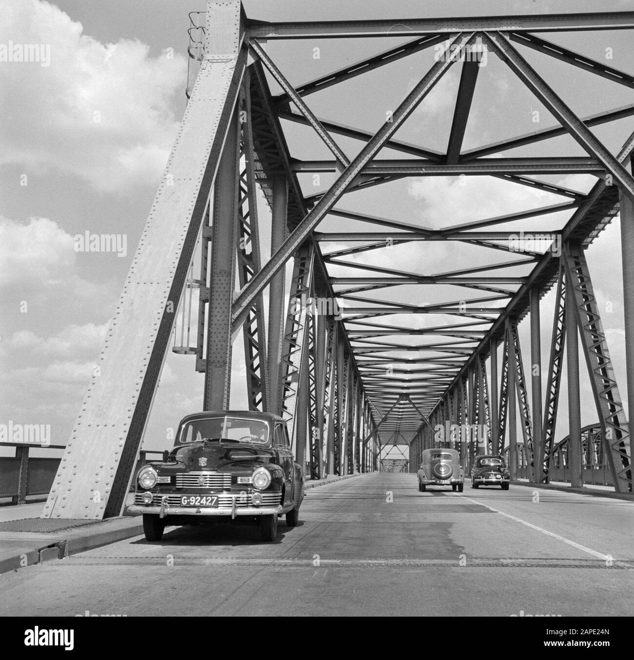 Carreteras y puentes en los países Bajos Descripción: Coche en el Waalbrug cerca de Zaltbommel Fecha: 1 de junio de 1952 ubicación: Gelderland palabras clave: Coches, puentes, carreteras Foto de stock