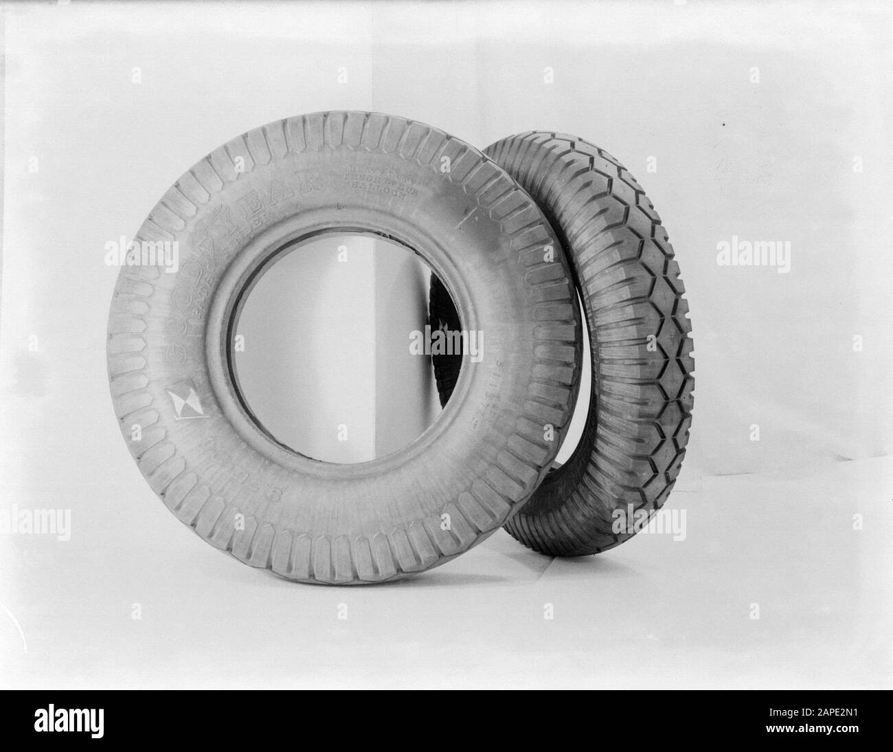 Publicidad Fotografía Descripción: Neumáticos de coche de la Marca Goodyear  Fecha: 1 de enero de 1932 palabras clave: Neumáticos de coche, caucho  Fotografía de stock - Alamy