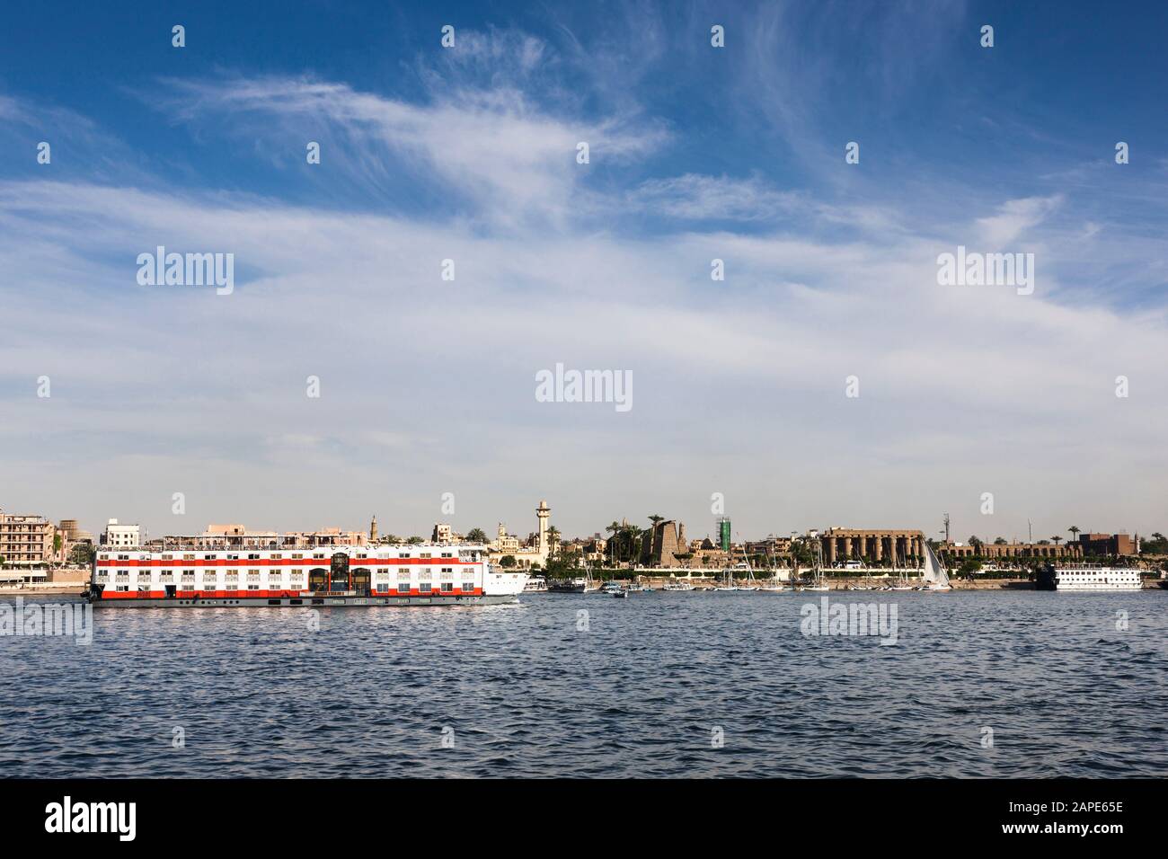 Vista del río Nilo desde la orilla oeste. Y el Templo de Luxor, Luxor, Egipto, África del Norte, África Foto de stock