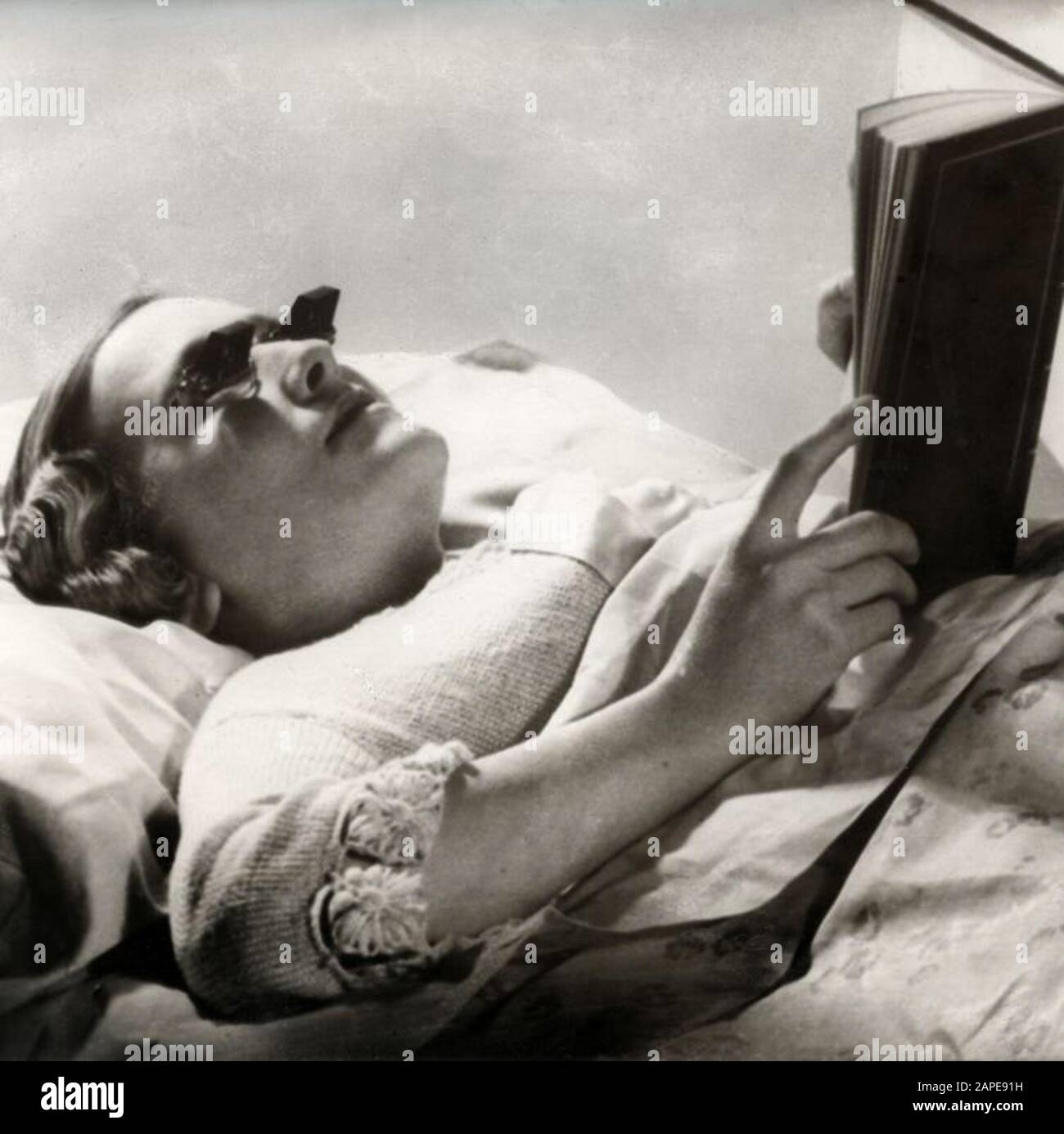 Las gafas Hamblin para leer en la cama sin problemas. Inglaterra