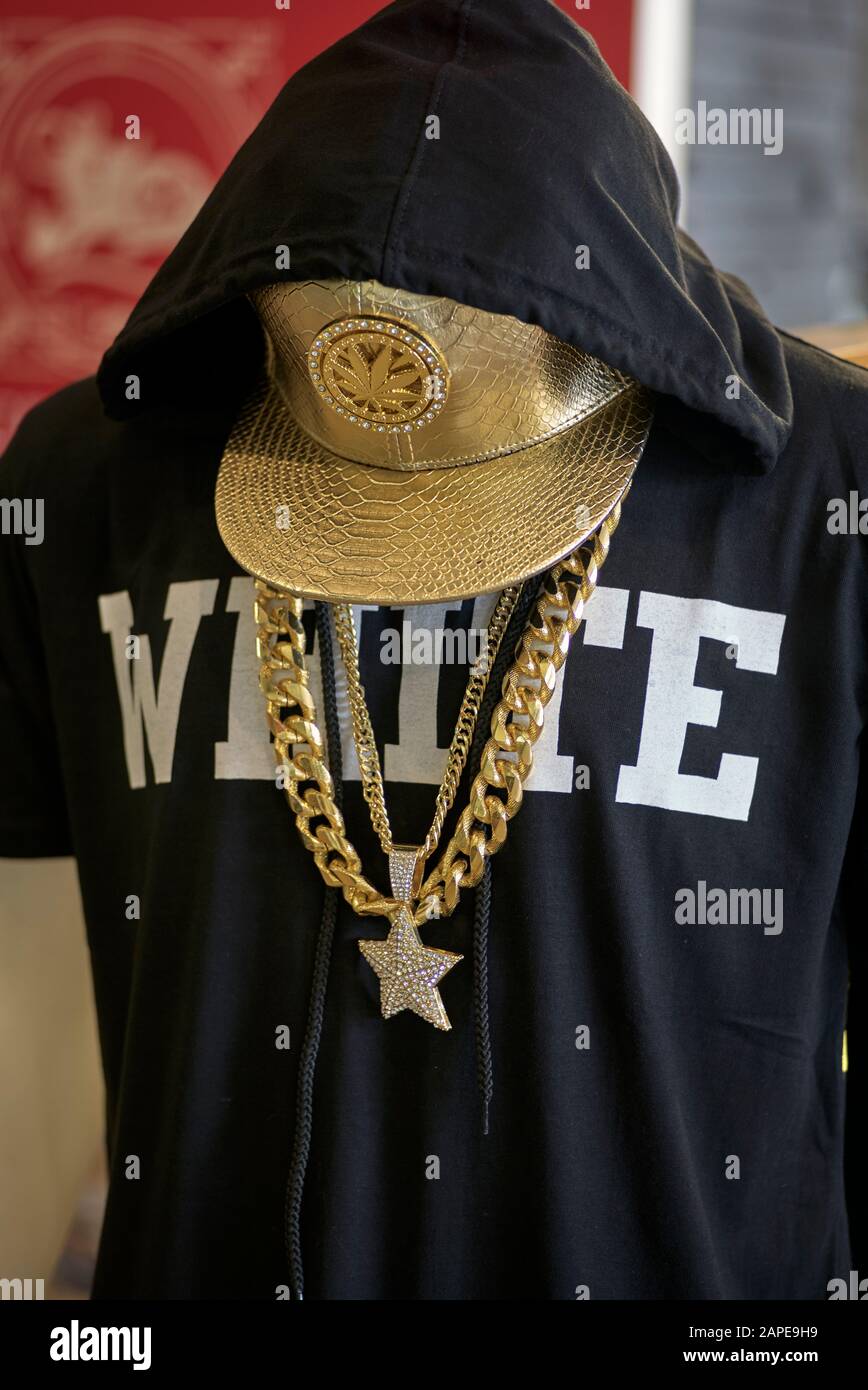 Bling y hoodie siendo el gángsta adolescente esencial (gangster) moda de la  calle de la ropa Fotografía de stock - Alamy