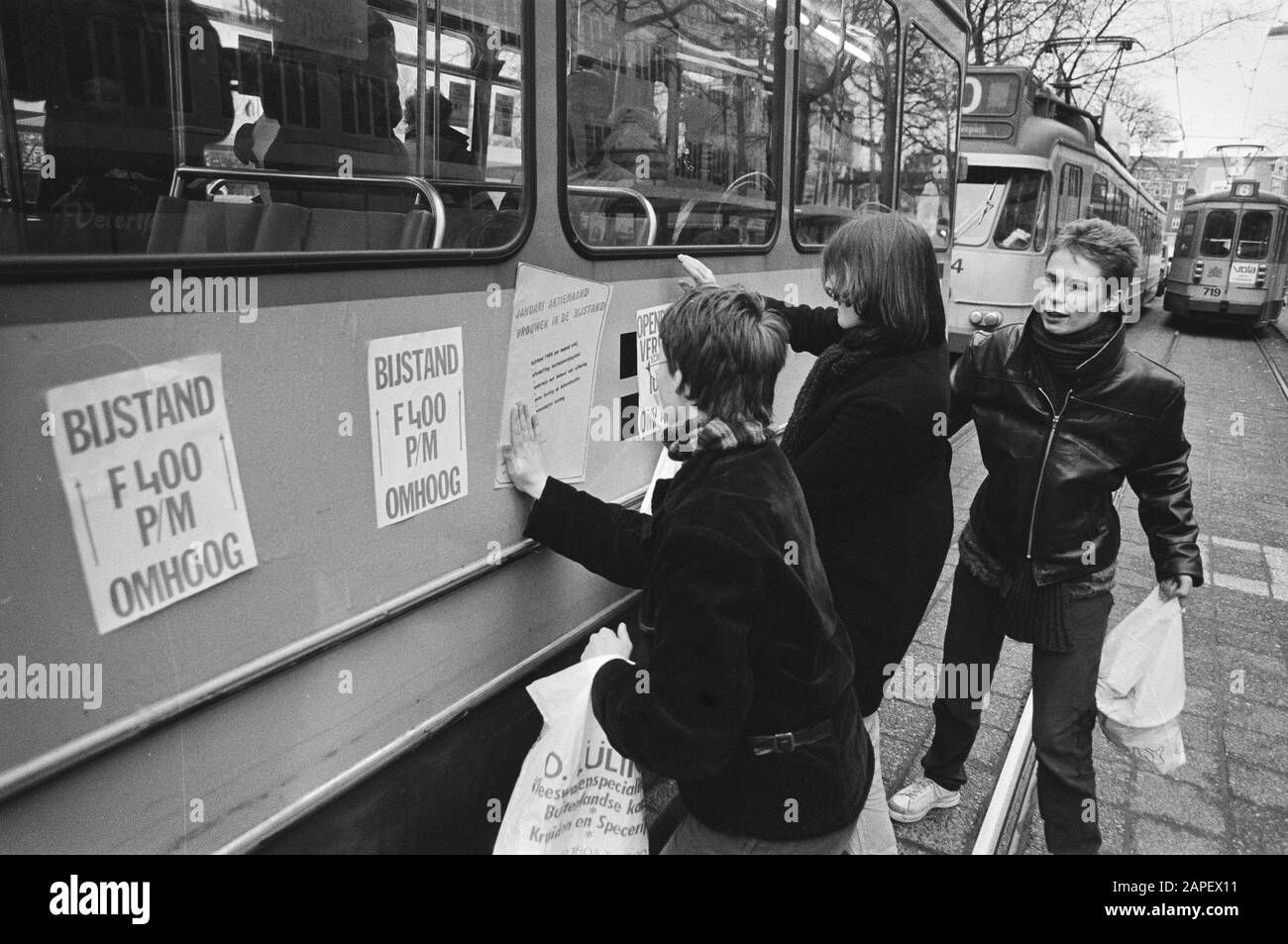 Pegar acción de las madres de asistencia en protesta contra el aumento del transporte público Descripción: Asistencia las mujeres pegaron tranvías Fecha: 17 Enero 1983 palabras clave: Acciones, carteles, salario y política de precios Foto de stock