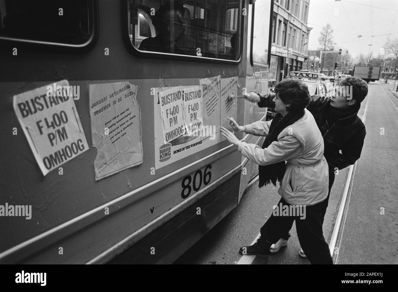 Pegar acción de las madres de asistencia en protesta contra el aumento del transporte público Descripción: Asistencia las mujeres pegaron tranvías Fecha: 17 Enero 1983 palabras clave: Acciones, carteles, salario y política de precios Foto de stock