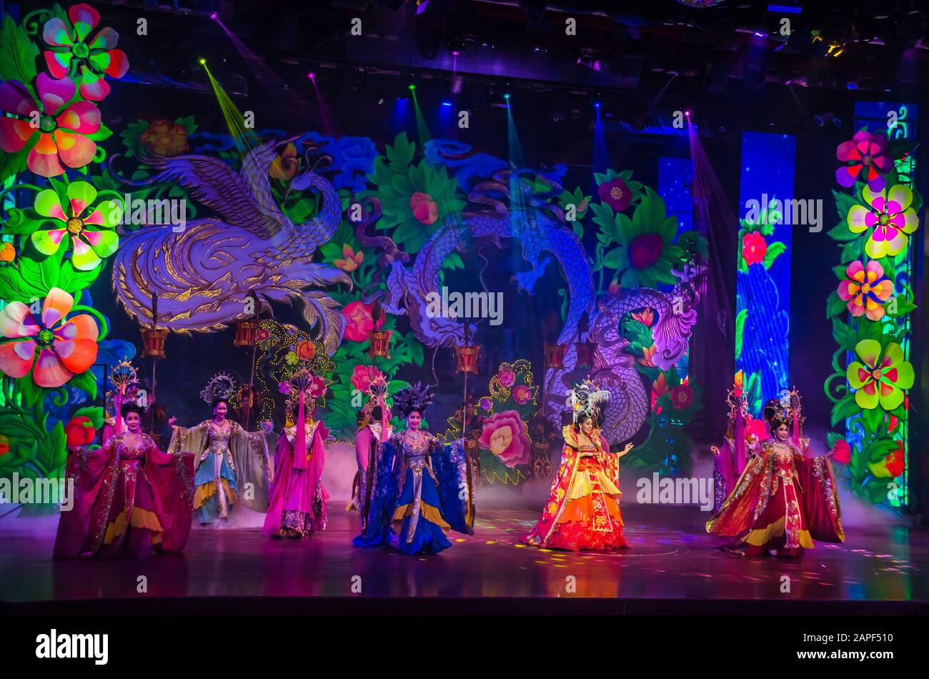 PATTAYA, TAILANDIA – DEC. 20, 2018: El espectáculo de cabaret Alcazar está coloramente disfrazado en Pattaya, visitado por 2500 visitantes diariamente. Foto de stock