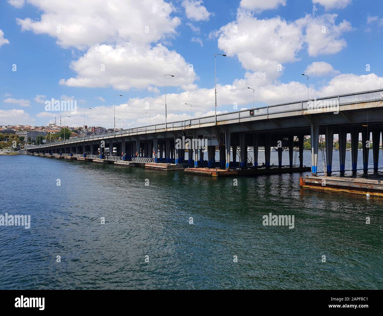 Vista de un puente sobre el estrecho del Bósforo desde un barco fluvial, Estambul, Turquía Foto de stock
