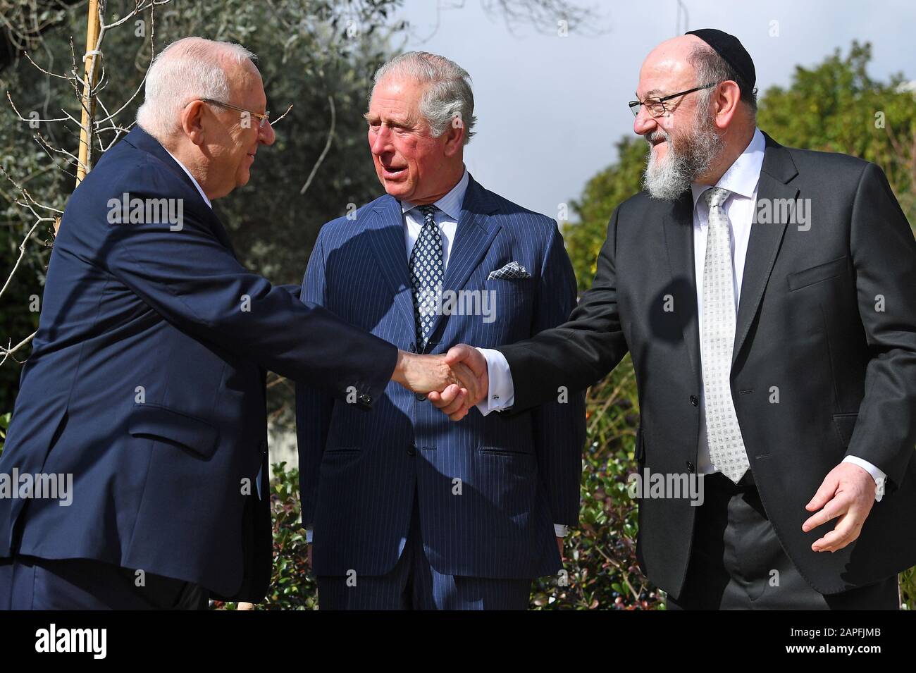 El Príncipe de Gales con el Gran Rabino Ephraim Mirvis (derecha) después de una reunión con el Presidente Reuven Rivlin (izquierda) en su residencia oficial en Jerusalén el primer día de su visita a Israel y a los territorios palestinos ocupados. Foto de stock