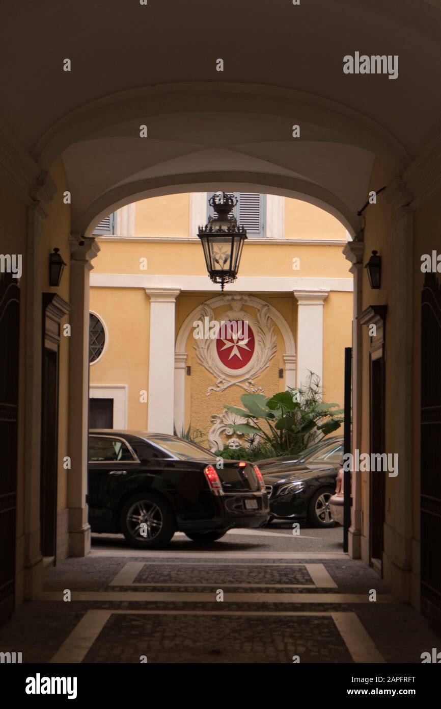 Entrada a la Orden de los Caballeros de Malta en Via Condotti en Roma Italia Foto de stock