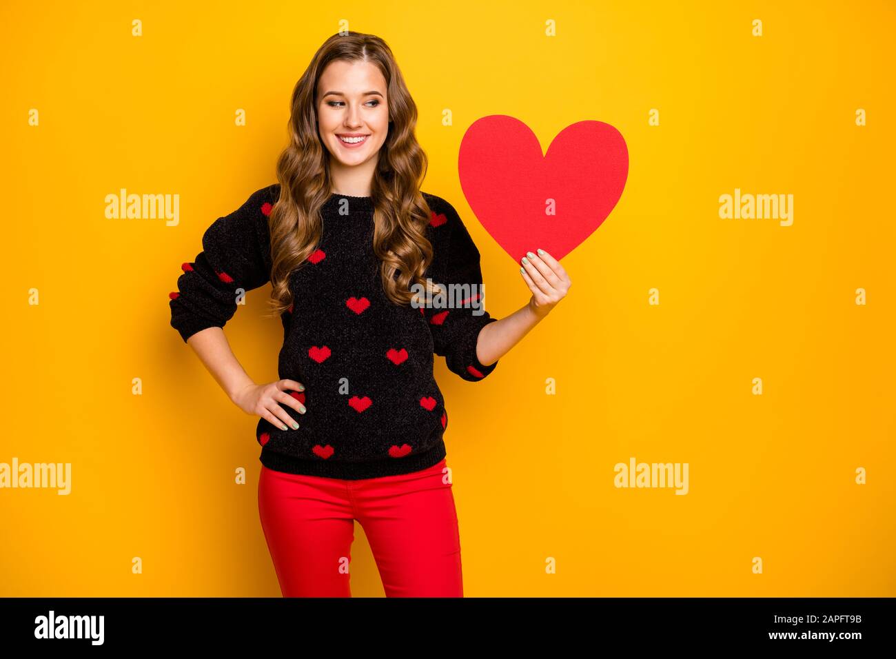 Foto de la dama bonita amour romance humor sostener el corazón del papel  grande que muestra idea creativa postal llevar corazones patrón Jersey rojo  pantalones aislados Fotografía de stock - Alamy