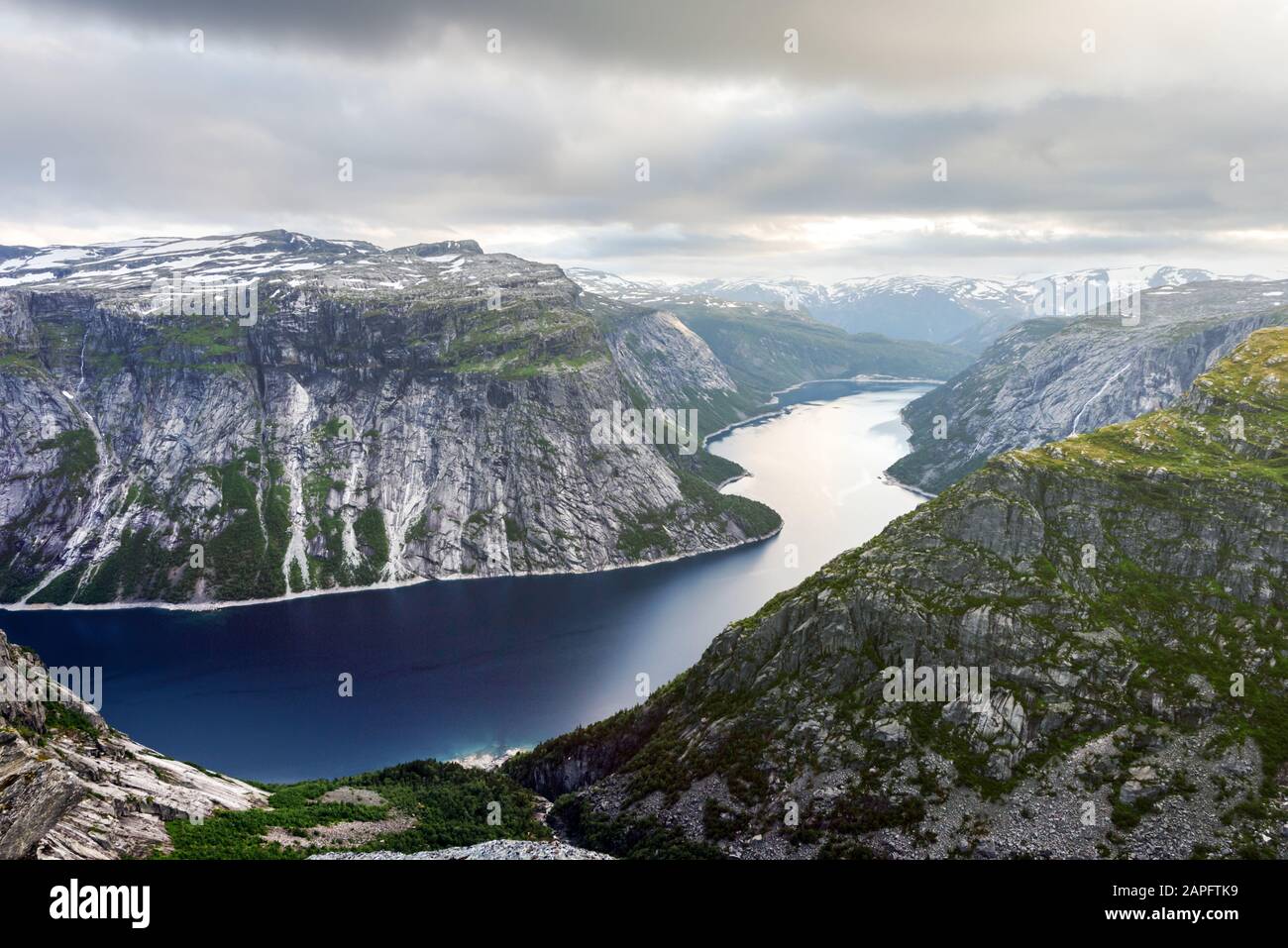 Impresionantes vistas sobre el lago Ringedalsvatnet desde la roca Trolltunga - el más espectacular y famoso acantilado escénico de Noruega. Fotografía de paisajes Foto de stock