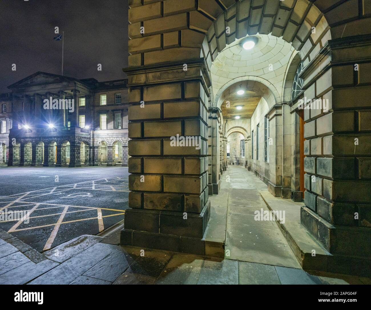 Vista exterior de Parliament Square y Court of Session en el casco antiguo de Edimburgo, Escocia, Reino Unido Foto de stock