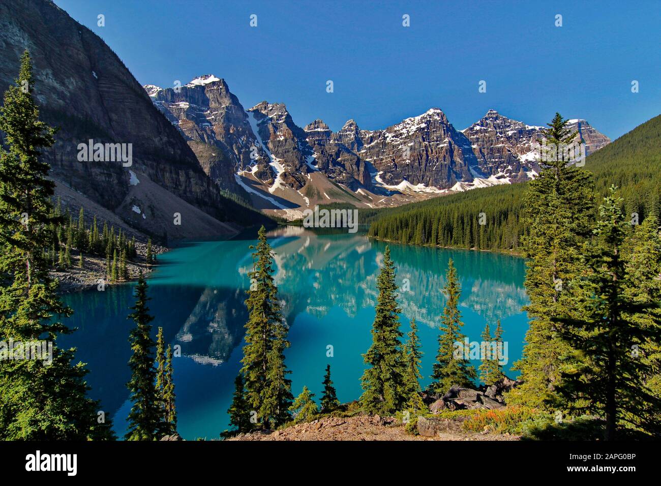 Moraine Lake, Valley Of The Ten Peaks, Banff National Park, Rocky Mountains, Alberta, Canadá Foto de stock