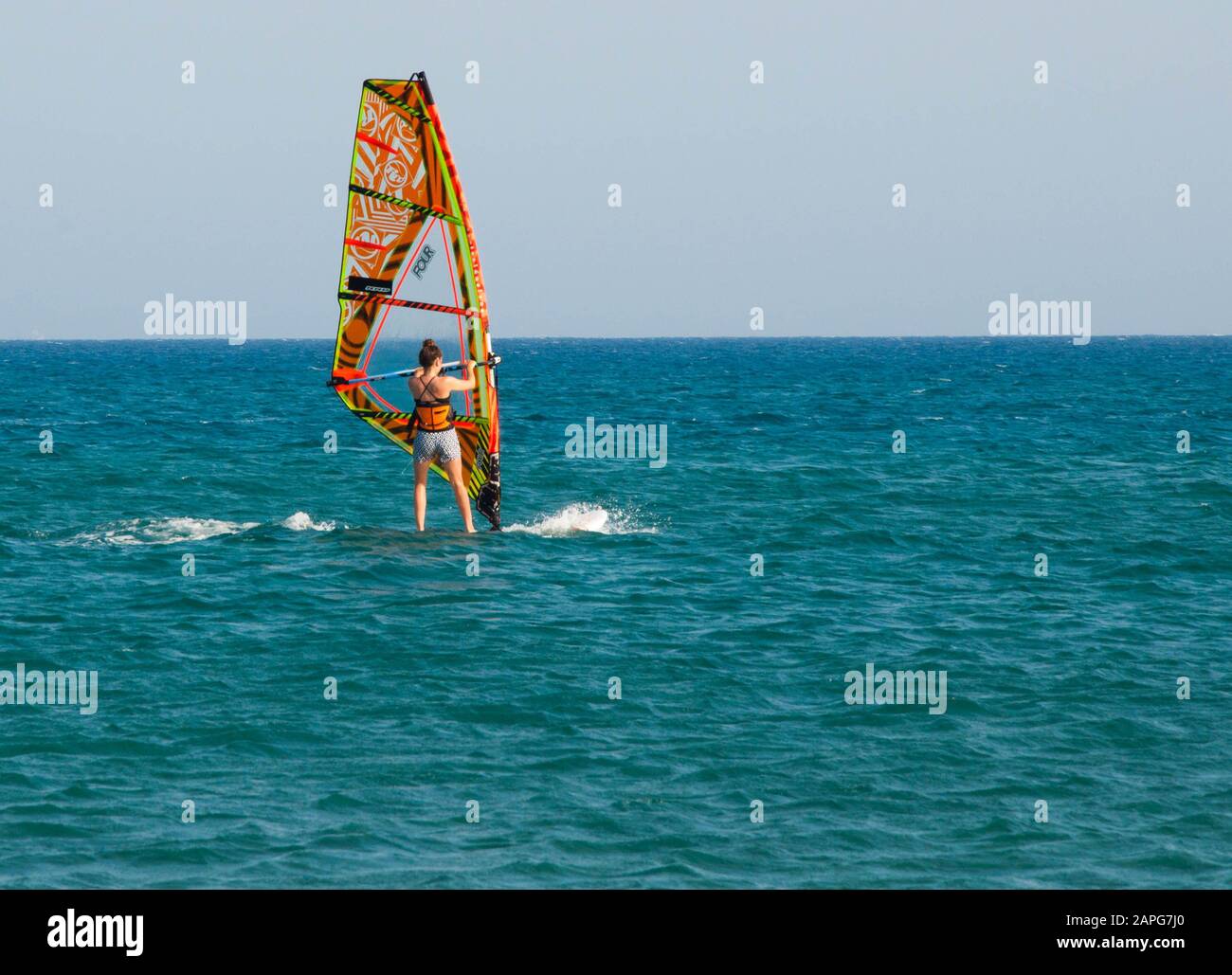 Rodas, Grecia - 08 de agosto de 2018: Windsurf, vela en la isla de Rodas, Grecia Foto de stock