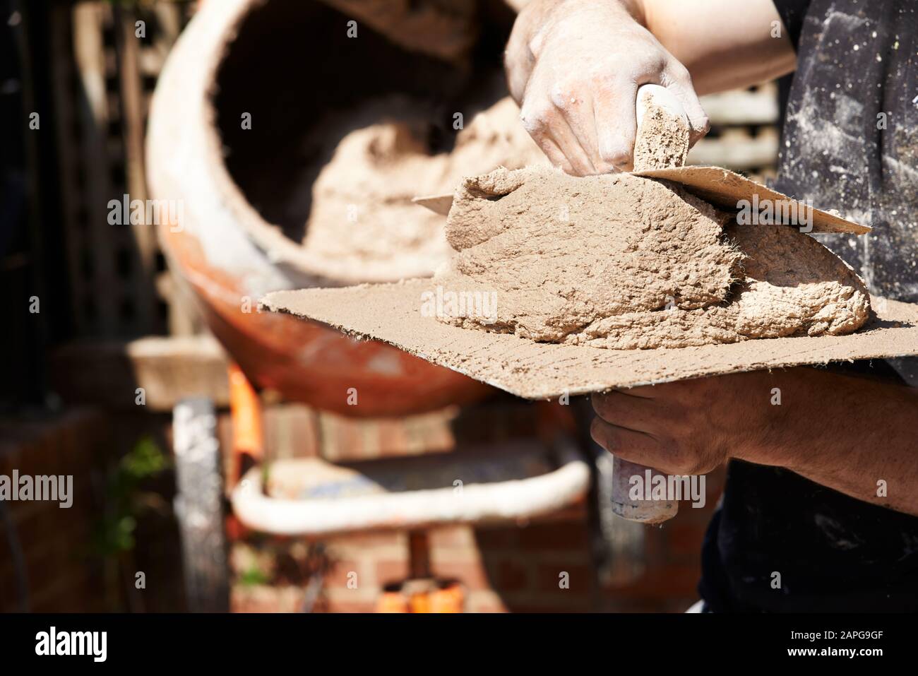 escultura de una mano hecha de yeso sobre un fondo de césped verde.  concepto salvo cuidar de la naturaleza. las manos humanas se reúnen cerca  de un gro Fotografía de stock 