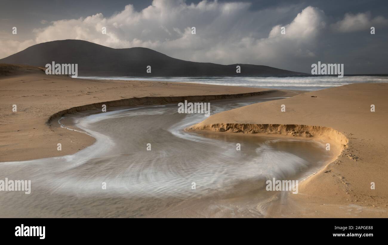 El mar de espuma se alza en la playa más escariosa Foto de stock