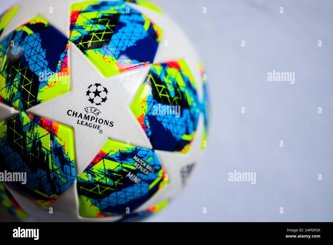 MADRID, España, en enero. 20. 2020: Plantilla de la Liga de Campeones, balón oficial, fondo blanco. Foto de stock