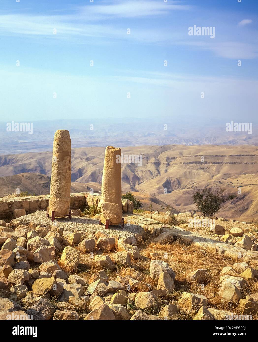 Jordania. Las reliquias de la columna de piedra en el Monte Nebo pasan por  alto la Tierra Prometida desde donde el Profeta Moisés plantó su personal  después de dirigir la tribu de