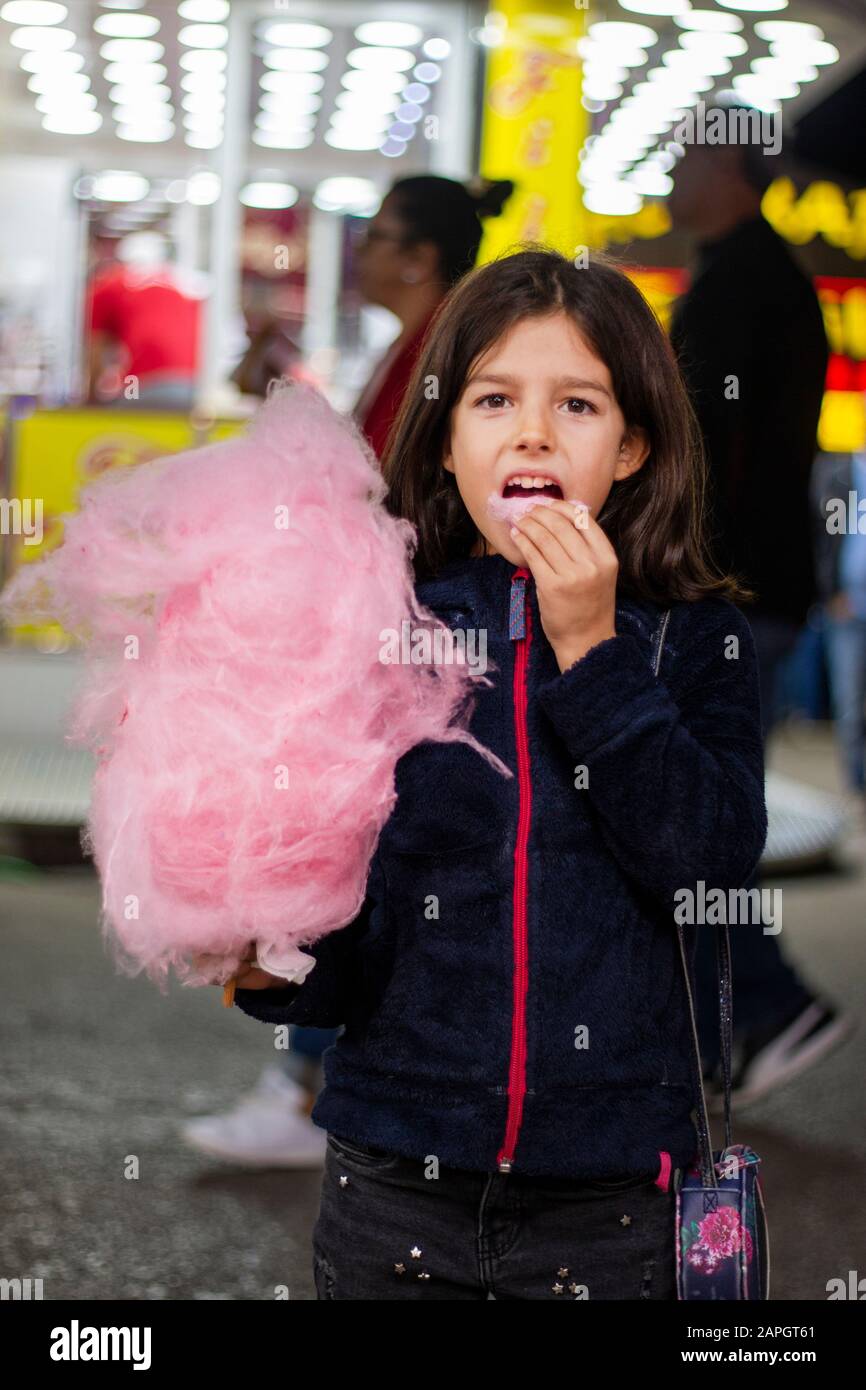 Niña comiendo algodón de azúcar fotografías e imágenes de alta resolución -  Página 4 - Alamy