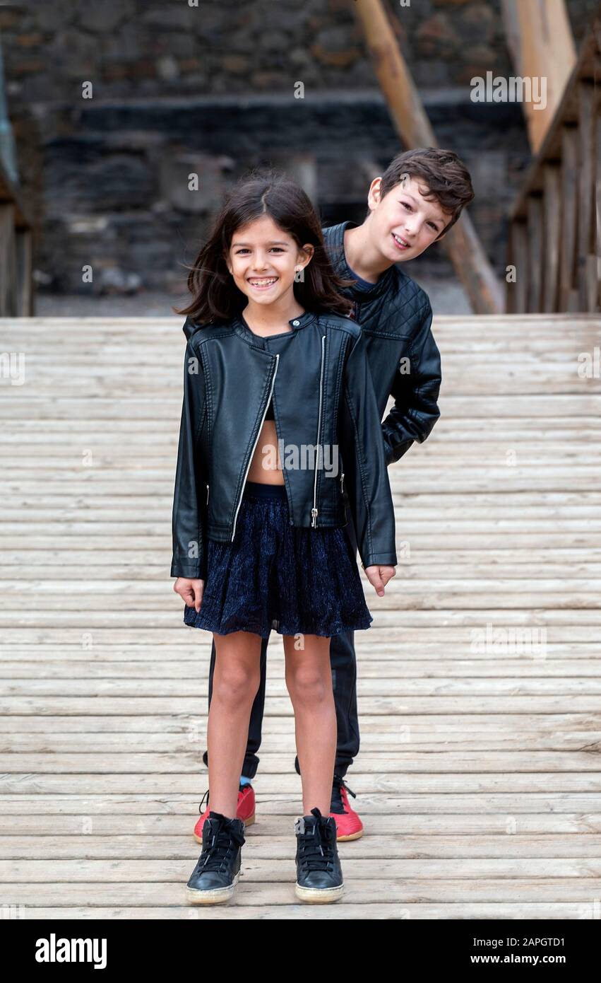 niño y vestido y con negro Fotografía de stock - Alamy