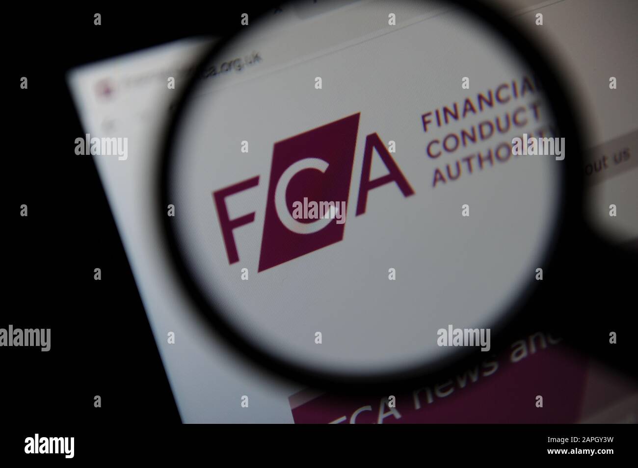 El sitio web de Financial Conduct Authority visto a través de una lupa Foto de stock