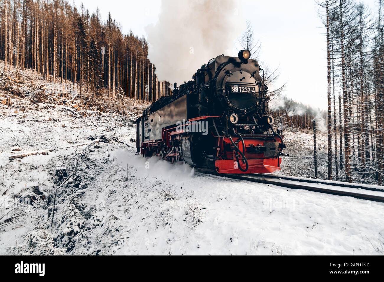 La histórica asociación de locomotoras de vapor lucha su camino hacia arriba montaña en la nieve Foto de stock