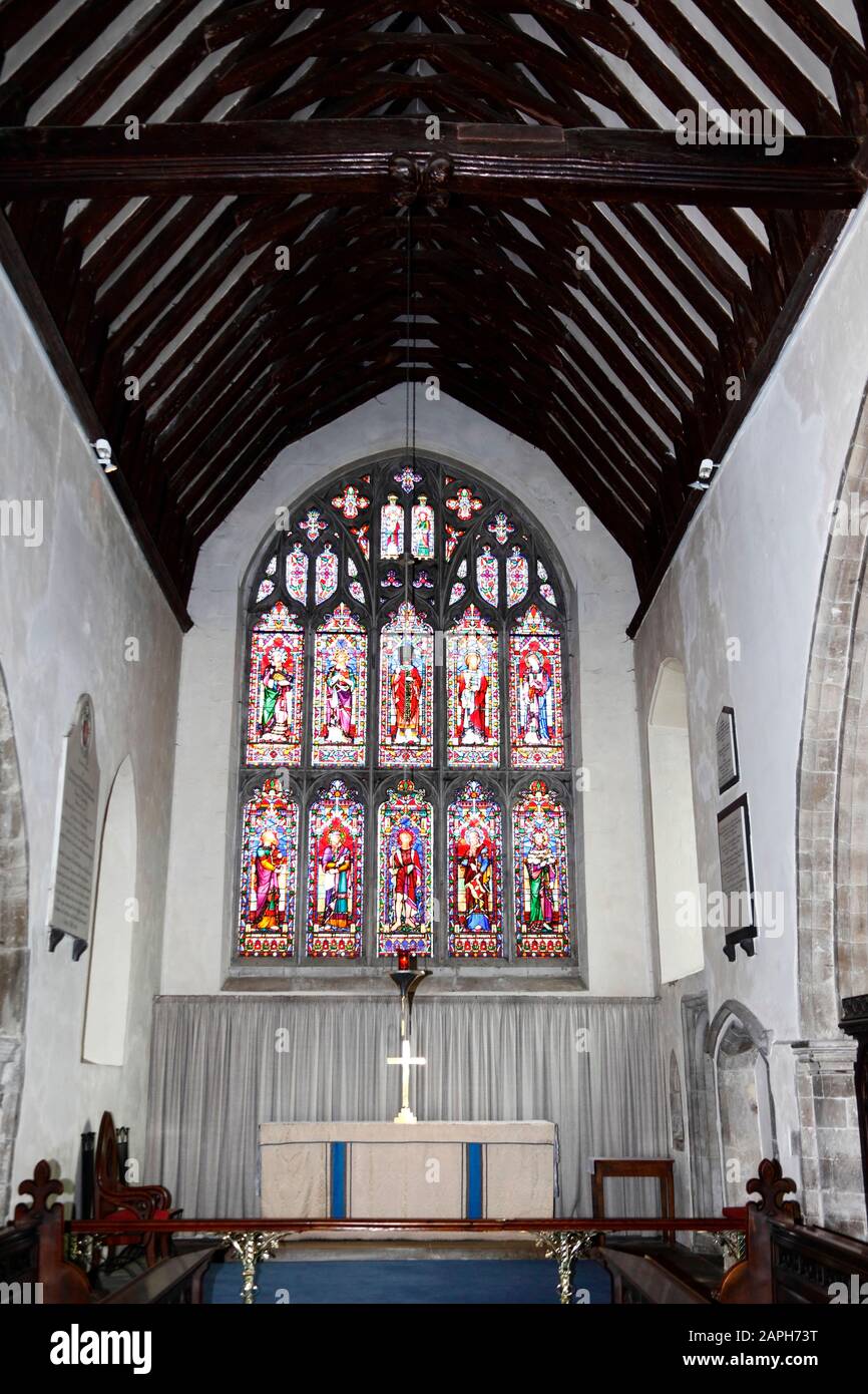 Vidrieras ventana este en el coro de la iglesia de San Mildords, Tenterden, Kent, Inglaterra Foto de stock