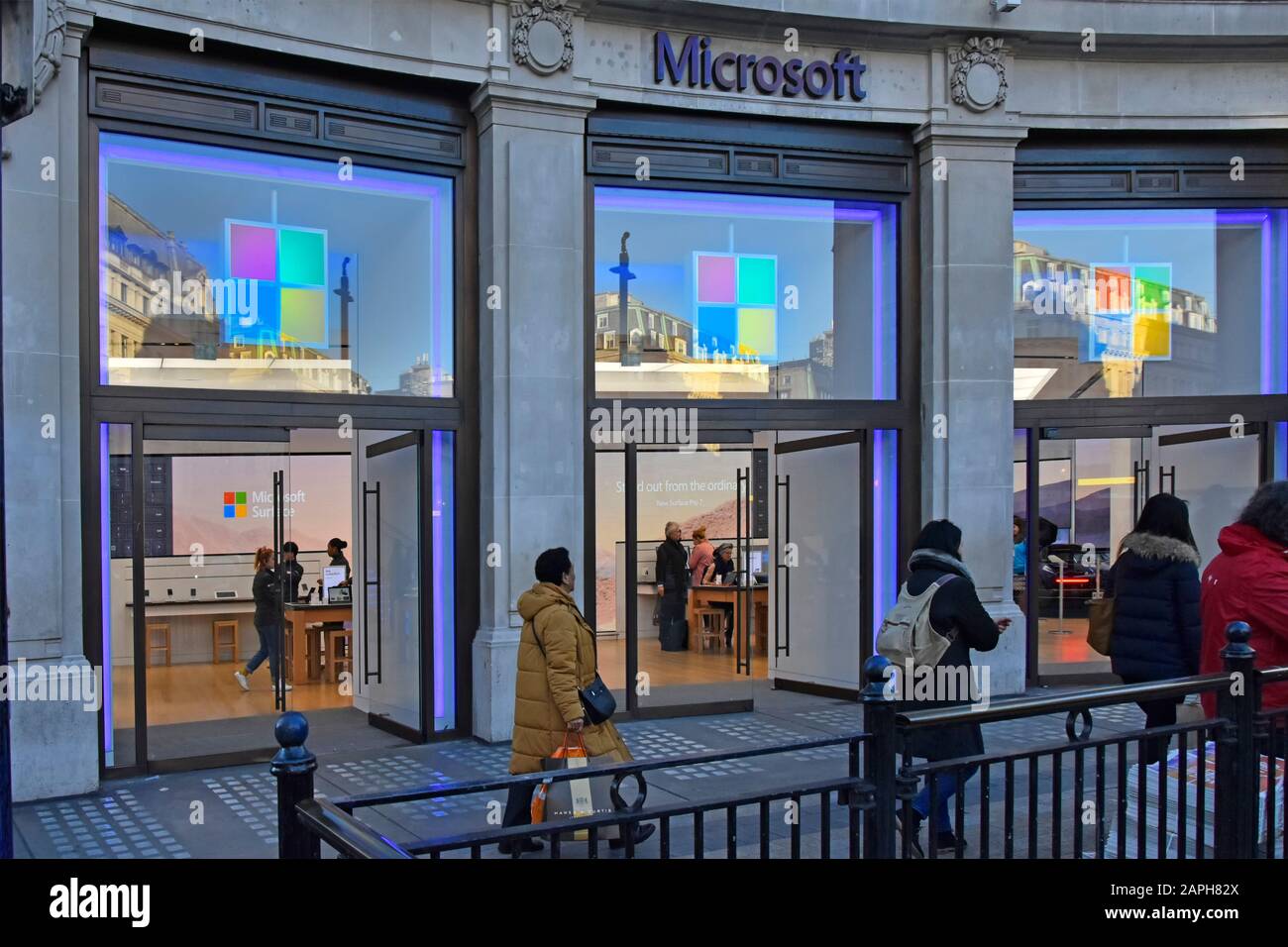 Negocio de la tienda y del showroom del minorista de Microsoft que trata en electrónica y tecnología del consumidor del software de las computadoras en Oxford Circus West End Londres Inglaterra Reino Unido Foto de stock