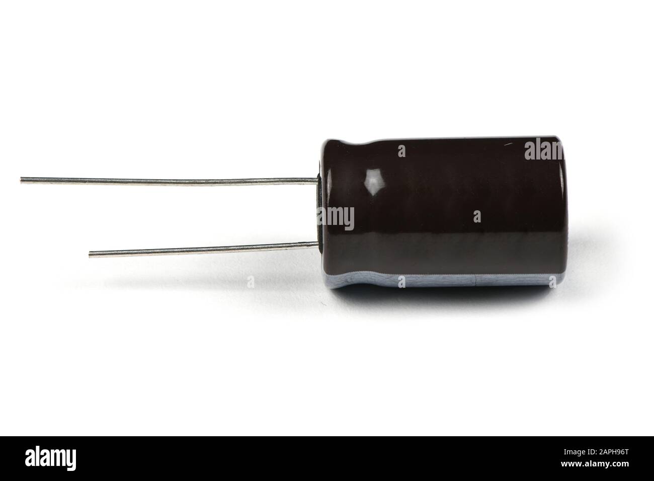 Condensadores electrolíticos sobre un fondo blanco Fotografía de stock -  Alamy