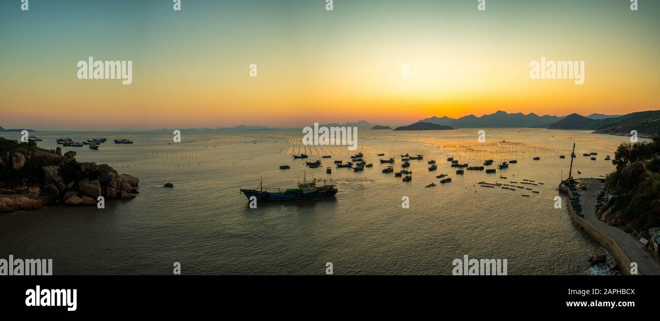 Vista del paisaje marino al atardecer en Xiapu China, panorama Foto de stock