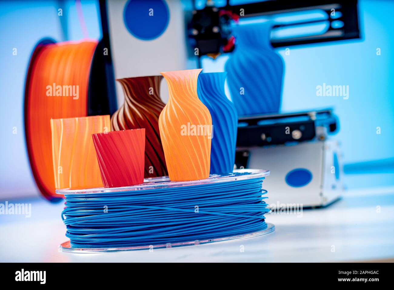 La impresora 3D de filamento de plástico para impresora 3D y productos  impresos en el interior de la oficina de diseño Fotografía de stock - Alamy