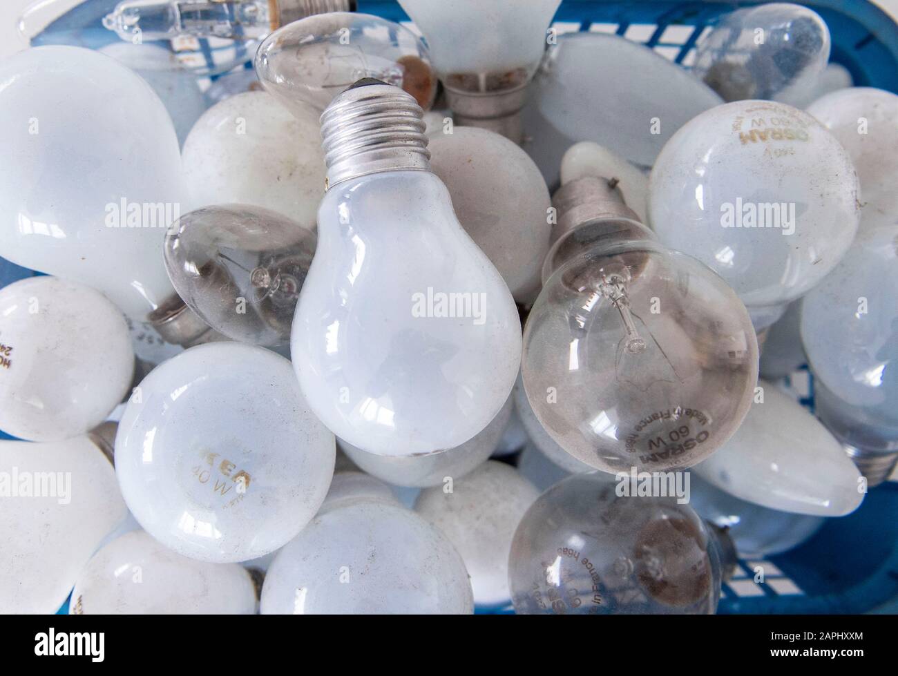 Muchas bombillas incandescentes de tungsteno antiguas. Foto de stock