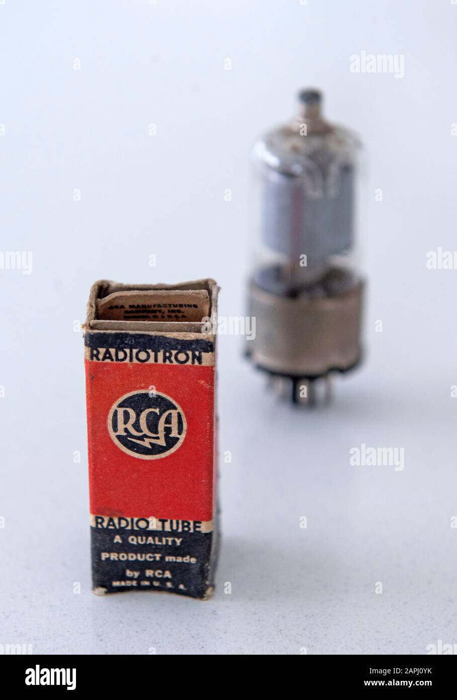 Old radio valves fotografías e imágenes de alta resolución - Alamy
