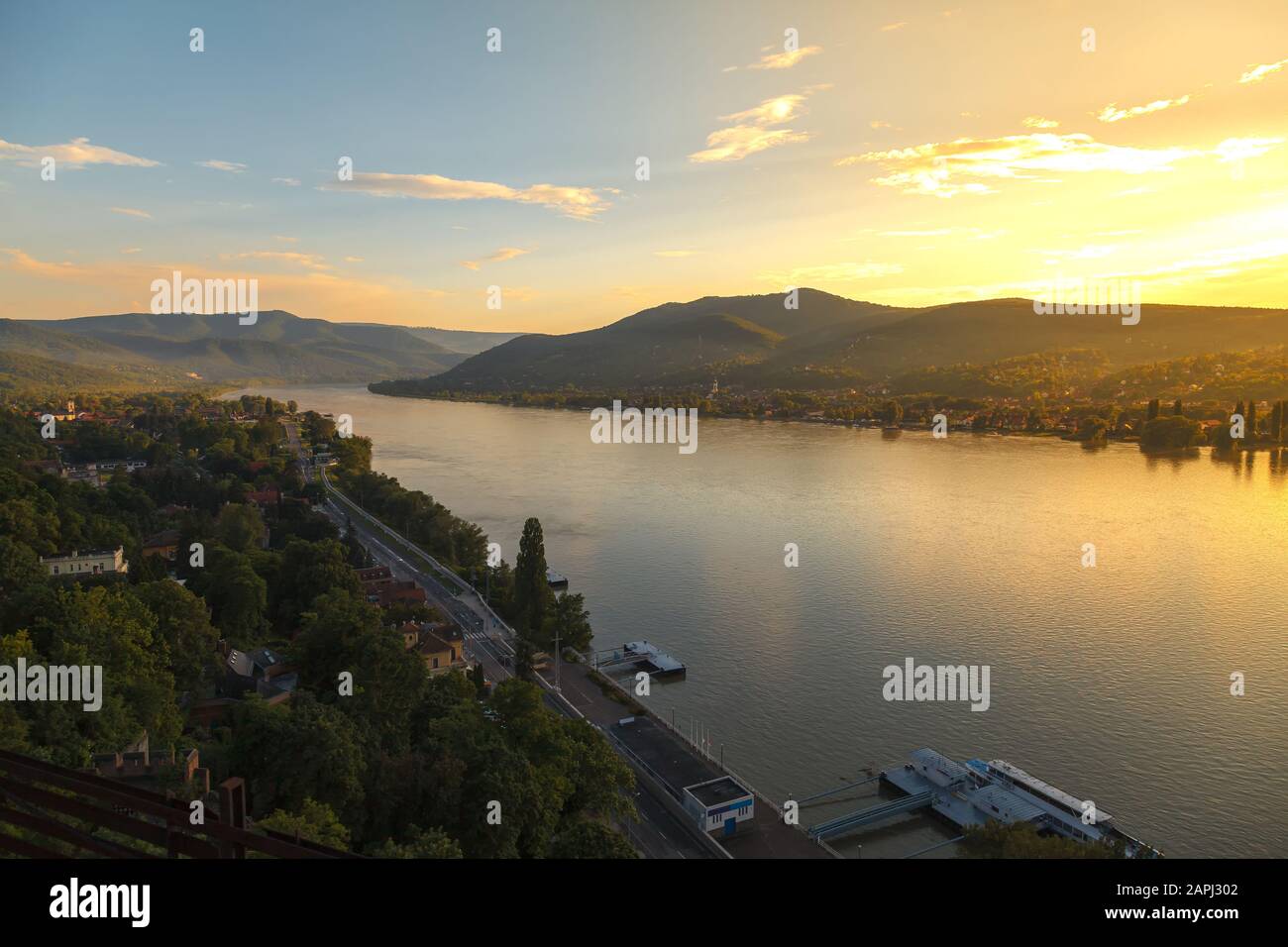 Impresionantes vistas del Danubio desde la torre de observación de Salomón  en la fortaleza de Vysehrad, Hungría. Sunset con agua la reflexión. Vista  del ángulo superior Fotografía de stock - Alamy
