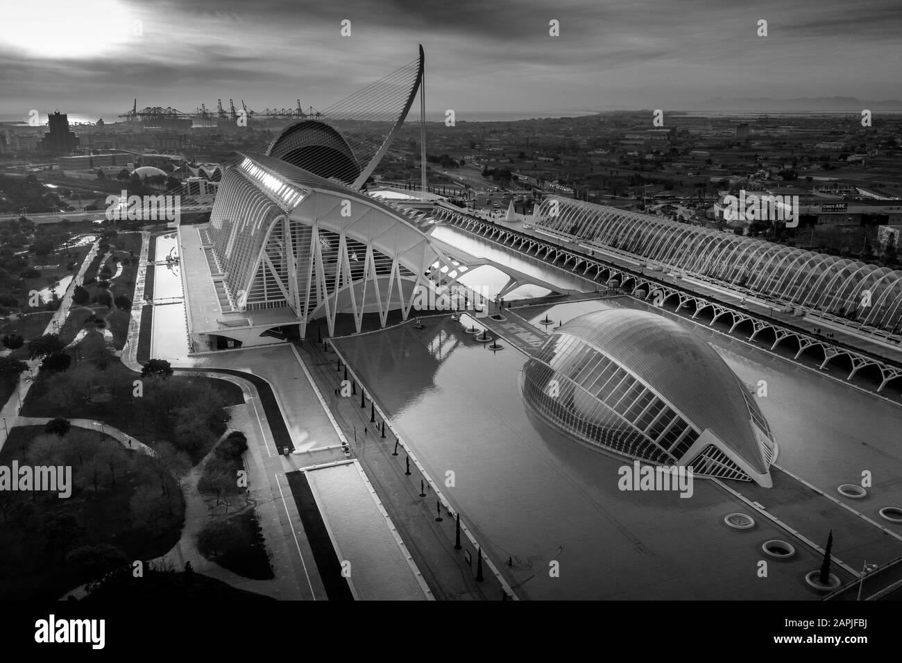 Vista aérea del amanecer de la ciudad o de las artes y las ciencias en Valencia España con el planetario Henisferic, el centro de ciencia del príncipe Felipe y el l'Agora Foto de stock