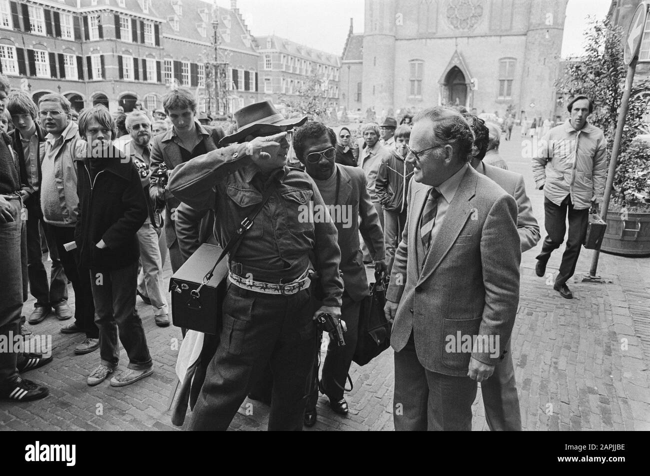 Manifestación en el Binnenhof por los antiguos soldados de KNIL para recibir un beneficio el año pasado de f.. 7.500, KNIL antiguo saluda militarmente a los Weyers/Fecha: 18 de junio de 1981 palabras clave: Subsitios, demostraciones Foto de stock