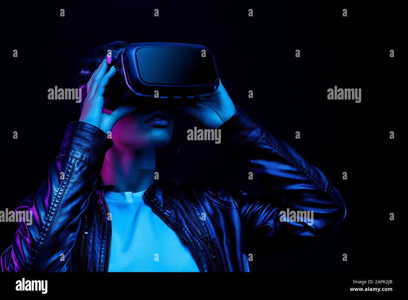 Joven Afroamericana Jugando Juego Con Gafas Vr Disfrutando De 360 Grados De Auricular De Realidad Virtual Para Juegos Aislado En Fondo Negro En Neo Fotografia De Stock Alamy