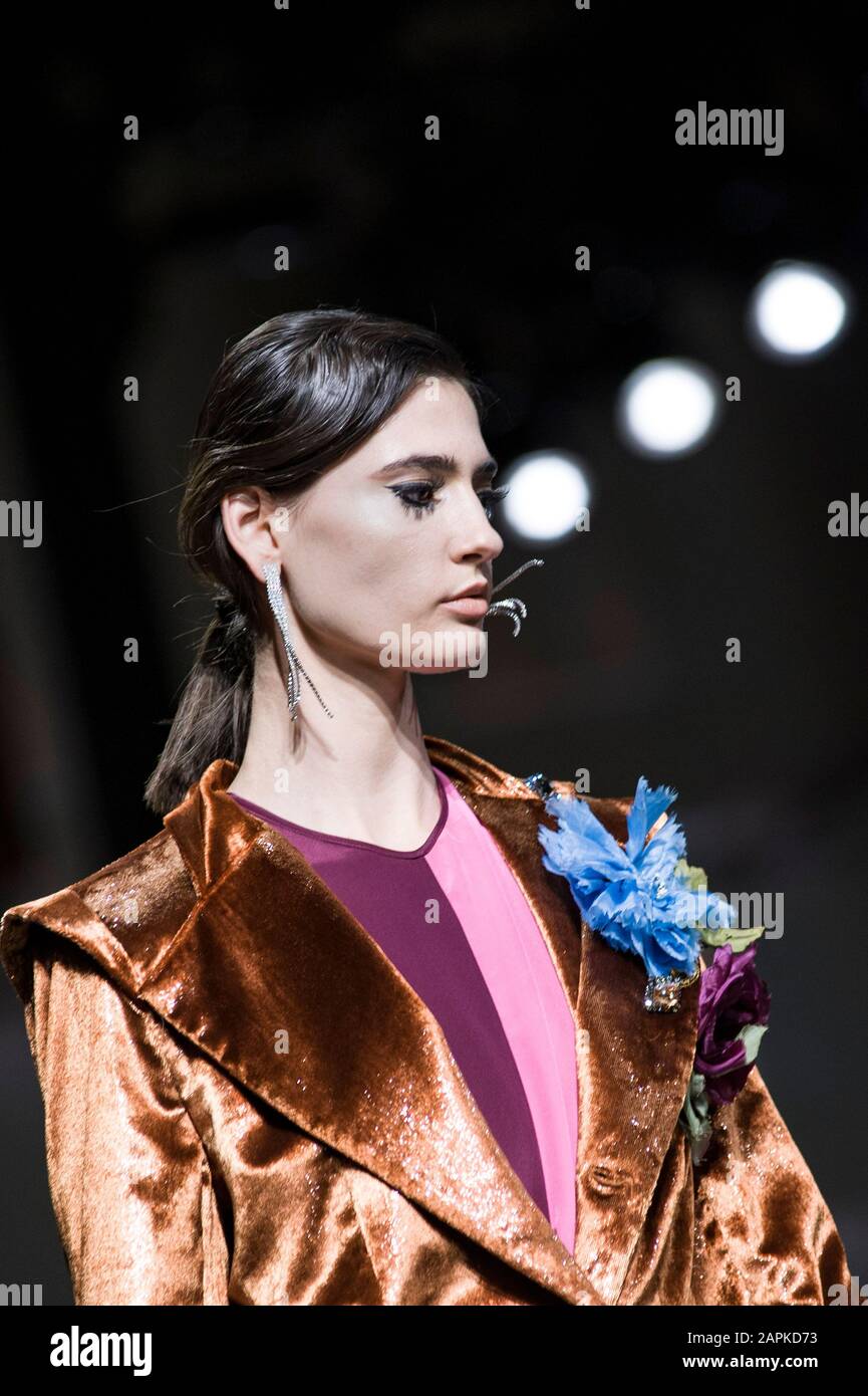 Altaroma 2020 Morfosis Fashion show otoño invierno 20/21 desfile de moda en  el distrito de guido reni Fotografía de stock - Alamy