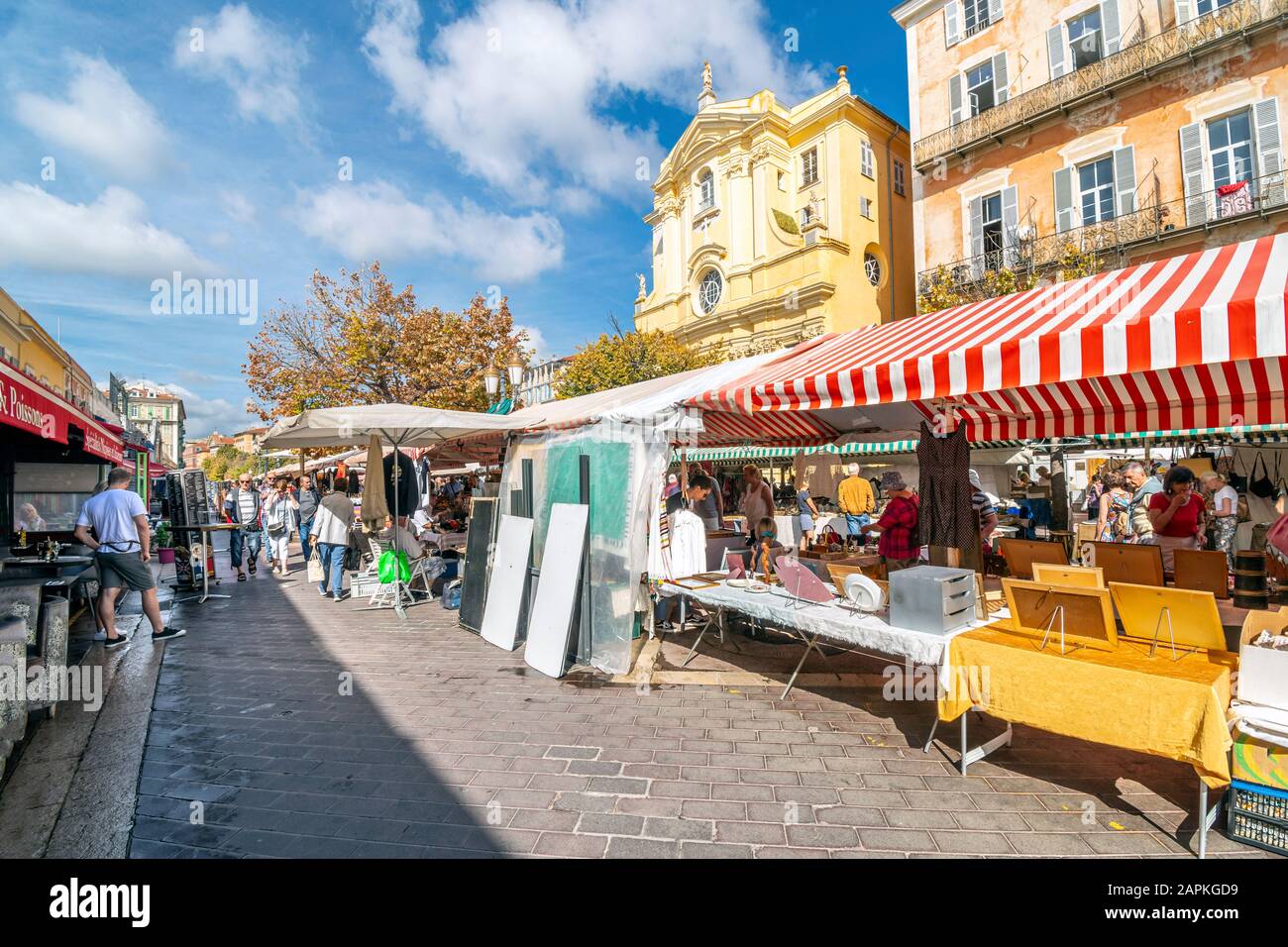Los turistas y los franceses locales disfrutan de un día de verano en el mercado de pulgas Cours Saleya al aire libre en el casco antiguo de Niza Francia en la Riviera. Foto de stock