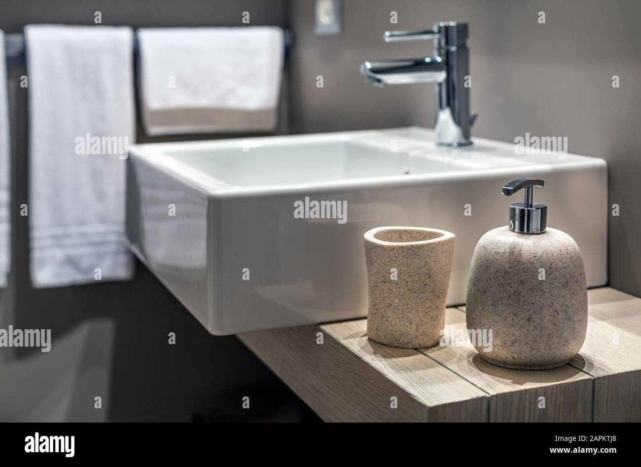 Poco profundo de un lavabo moderno al lado de la botella el baño Fotografía  de stock - Alamy