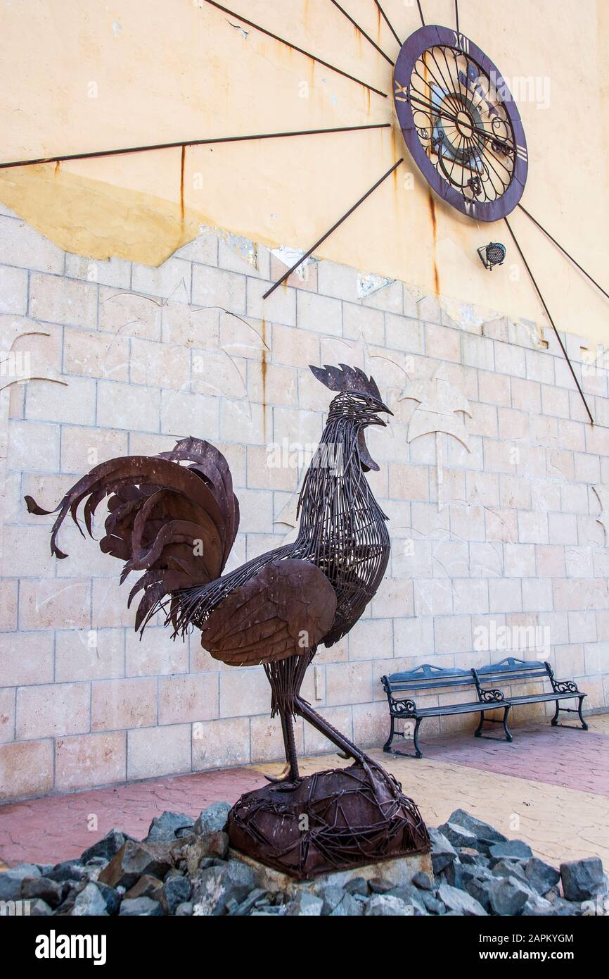 Un gallo hecho de hierro forjado y varios pedazos de metal; parte de un  espacio público; Santiago de Cuba, Cuba Fotografía de stock - Alamy
