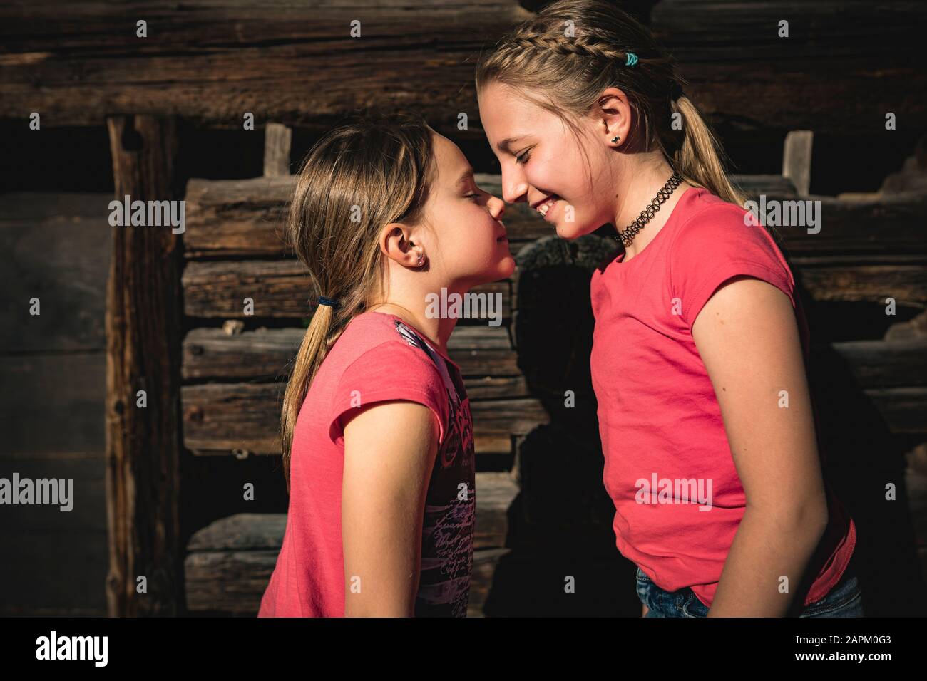 Sister brother rubbing noses fotograf??as e im??genes de alta resoluci??n