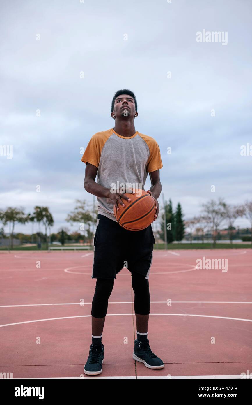 Adolescente jugando baloncesto fotograf as e im genes de alta