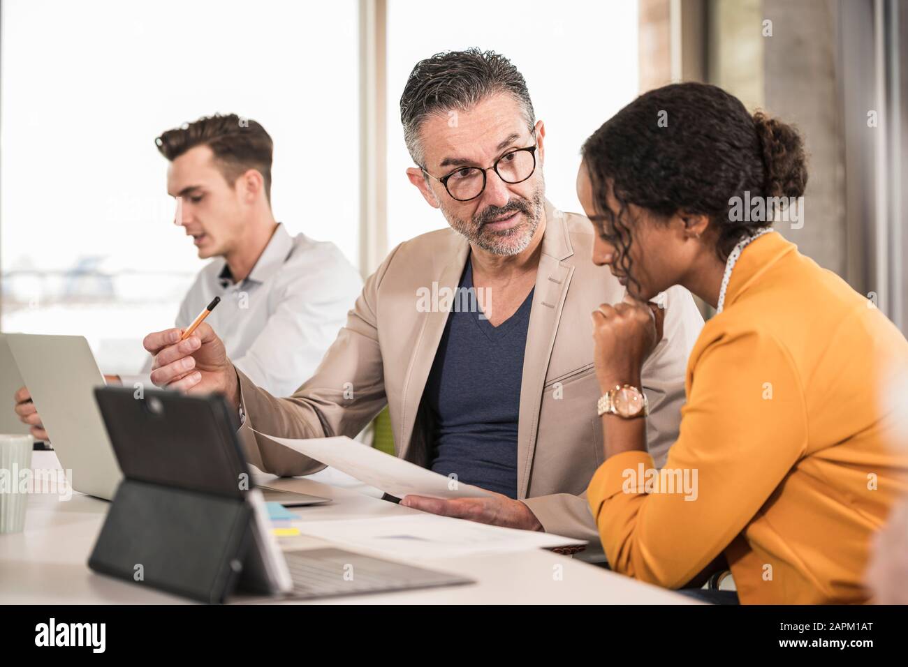 Gente de negocios tras una reunión en la oficina Foto de stock