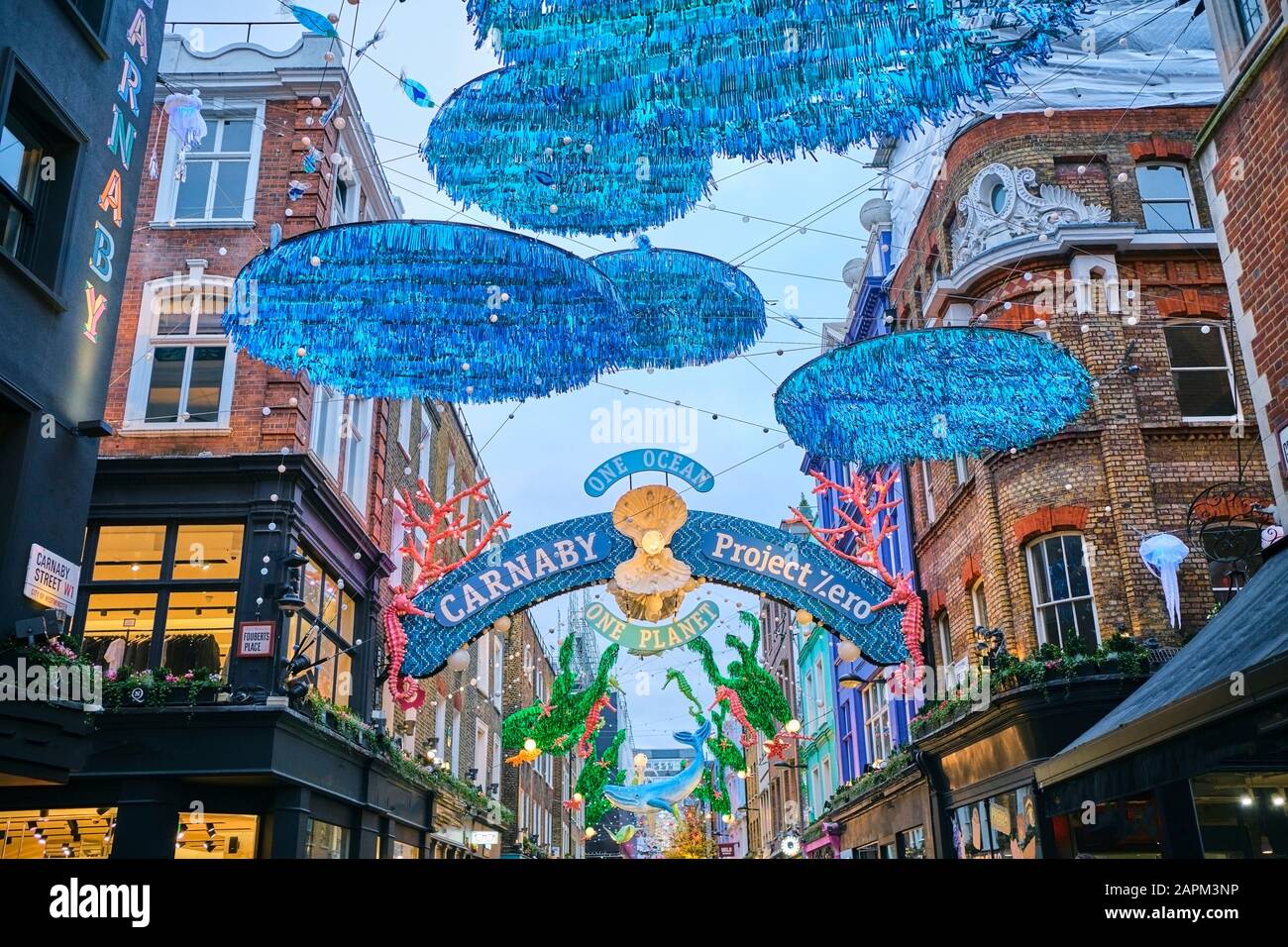 Reino Unido, Inglaterra, Londres, decoraciones de Sealife colgando sobre Carnaby Street durante el evento de caridad de conservación del océano Foto de stock
