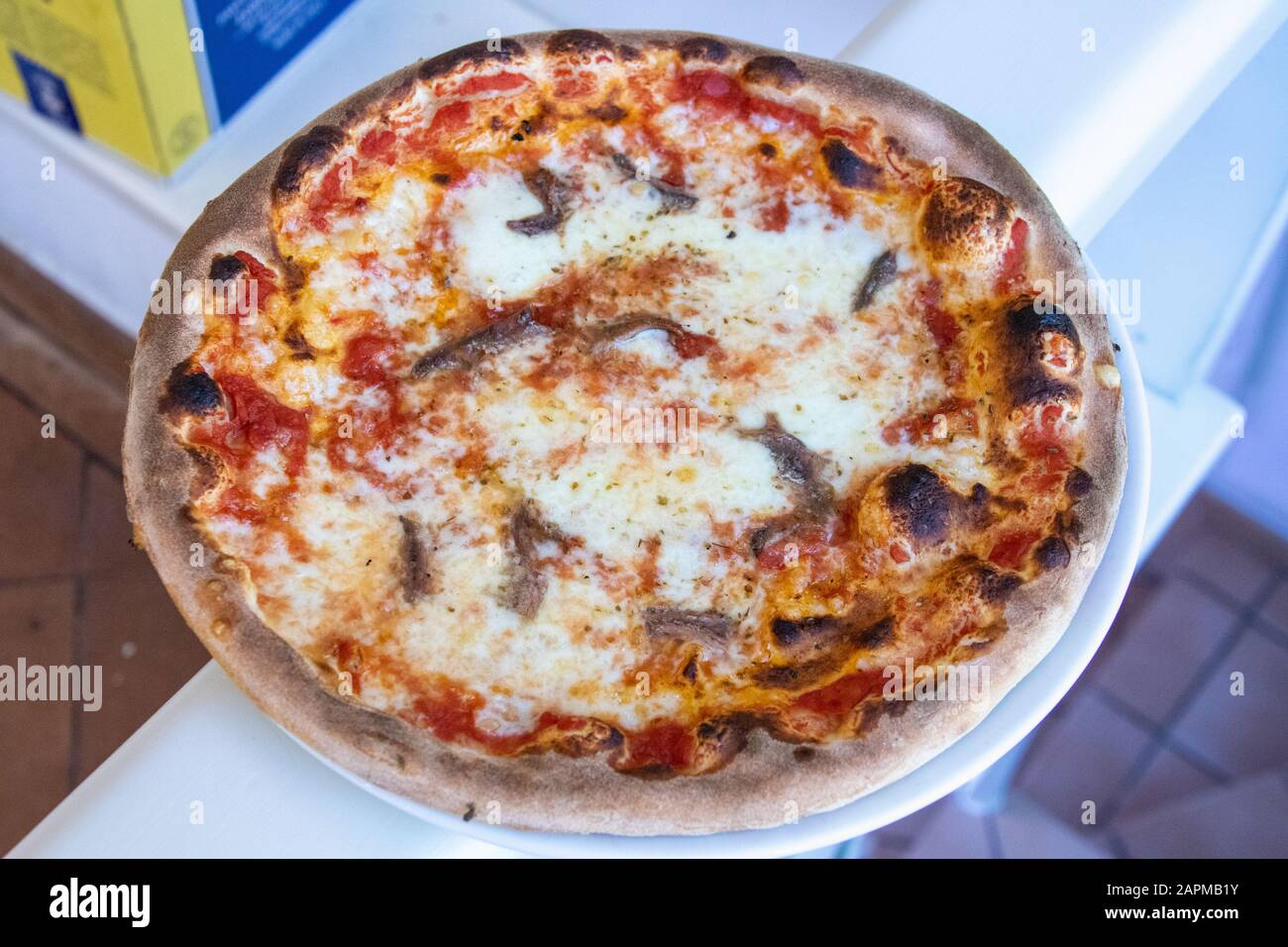 Napoletana Pizza, Anchoas, Ristorante Vittoria, Ravello, Italia Foto de stock