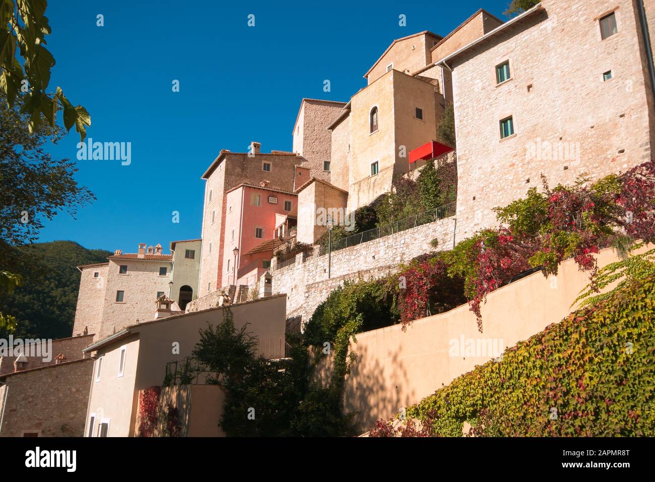 Postignano es un maravilloso pueblo medieval en Valnerina, Umbría Foto de stock